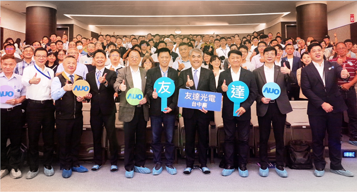 友達以太陽能解決方案領航者，跨足建築領域，4日在台中廠區舉辦「光電建築一體化研討會」，邀請產業先驅共同推動綠化，打造新一代智慧綠建築。